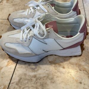 Women's White and Pink Sneakers
NEW BALANCE 327 good condition